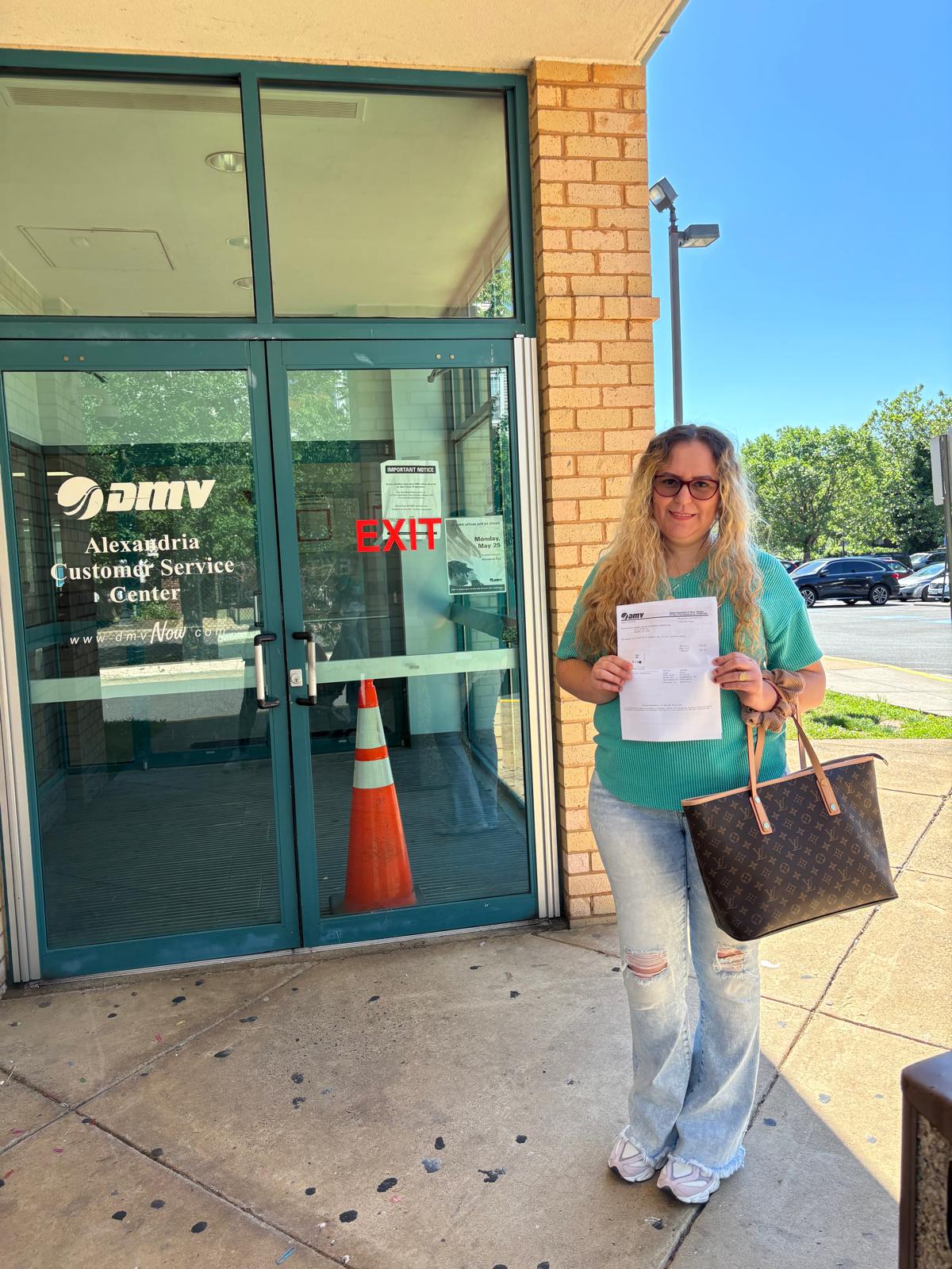 Clienta con su documento provisional tras su cita en el MVA