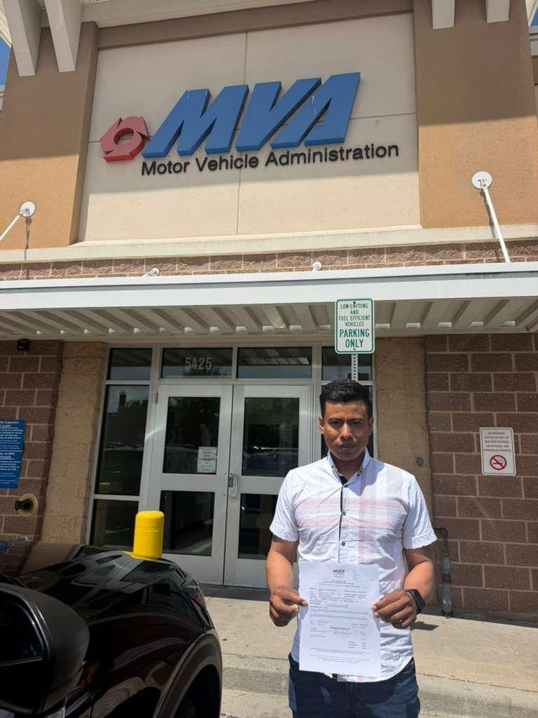 Cliente con su permiso provisional a la salida del MVA